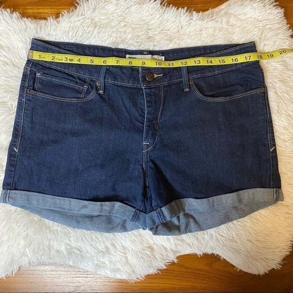 Levi’s Cuff Shorts. Size 33 - Picture 3 of 8